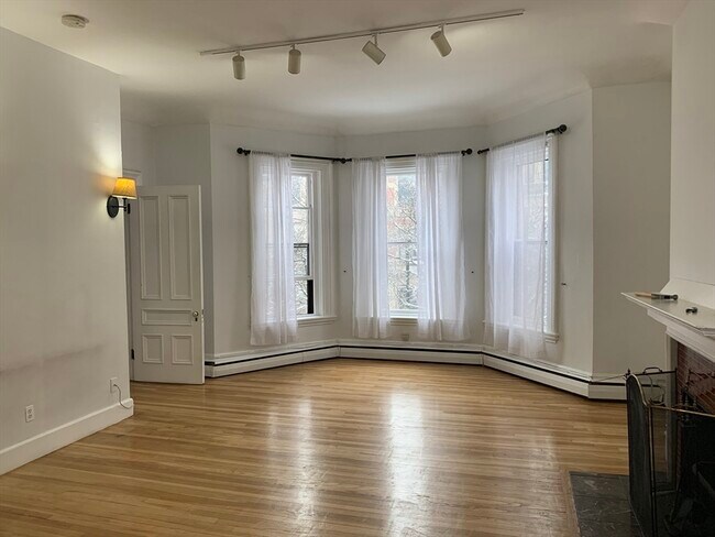Building Photo - 351 Beacon St