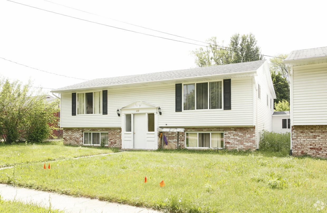 402 Poplar St, Clio, MI 48420 Apartments in Clio, MI