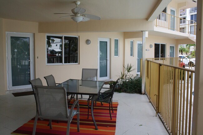 Foto del edificio - 1650 N Riverside Dr