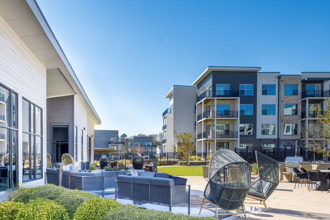 Building Photo - Taryn at 401