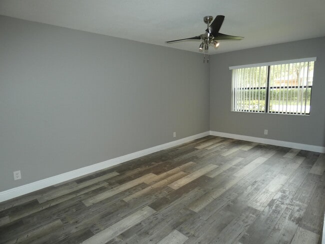Foto del edificio - 11152 W Sample Rd
