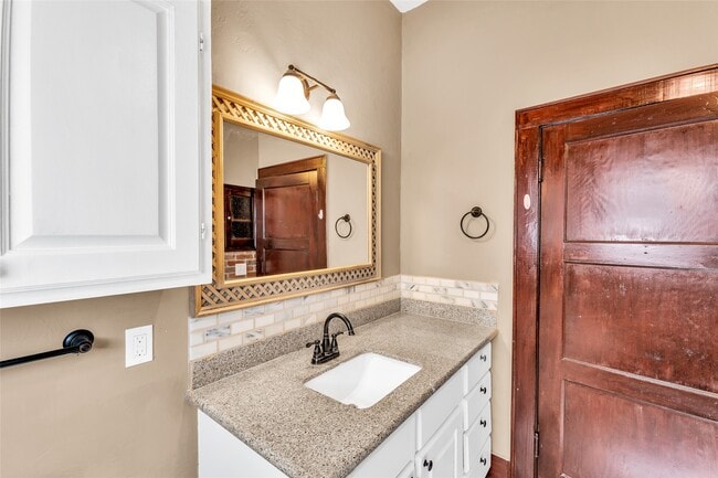 Building Photo - 3010 Avenue Q Ave