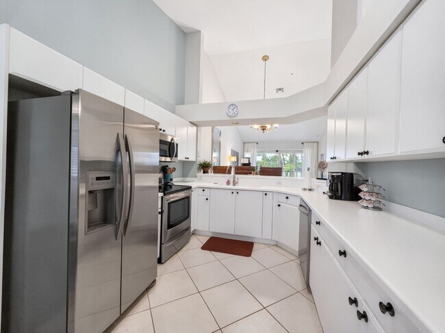 Foto del edificio - 2-bedroom + den condo in Lely Resort!