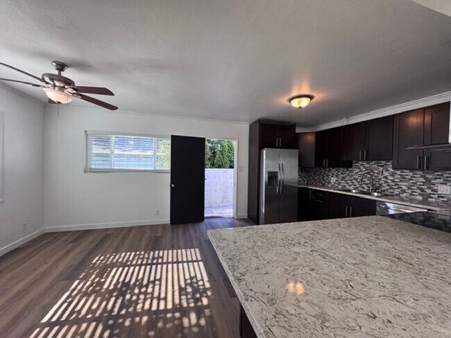 Foto del edificio - Charming 3-Bedroom Home with 2-Car Garage & Driveway Parking in North Long Beach