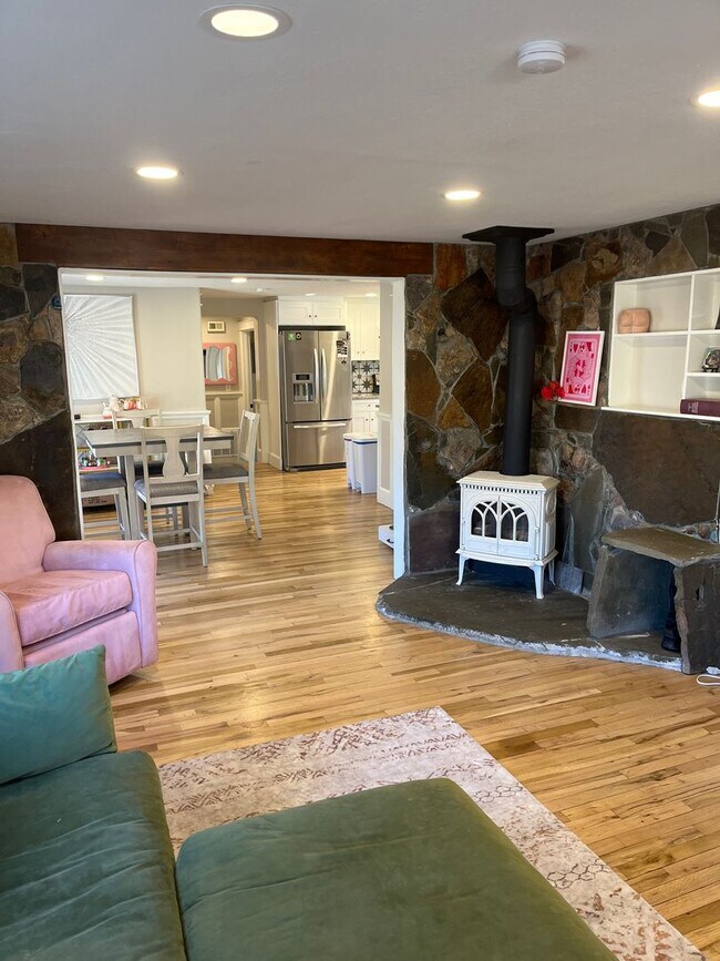 Building Photo - 205 5th Ave