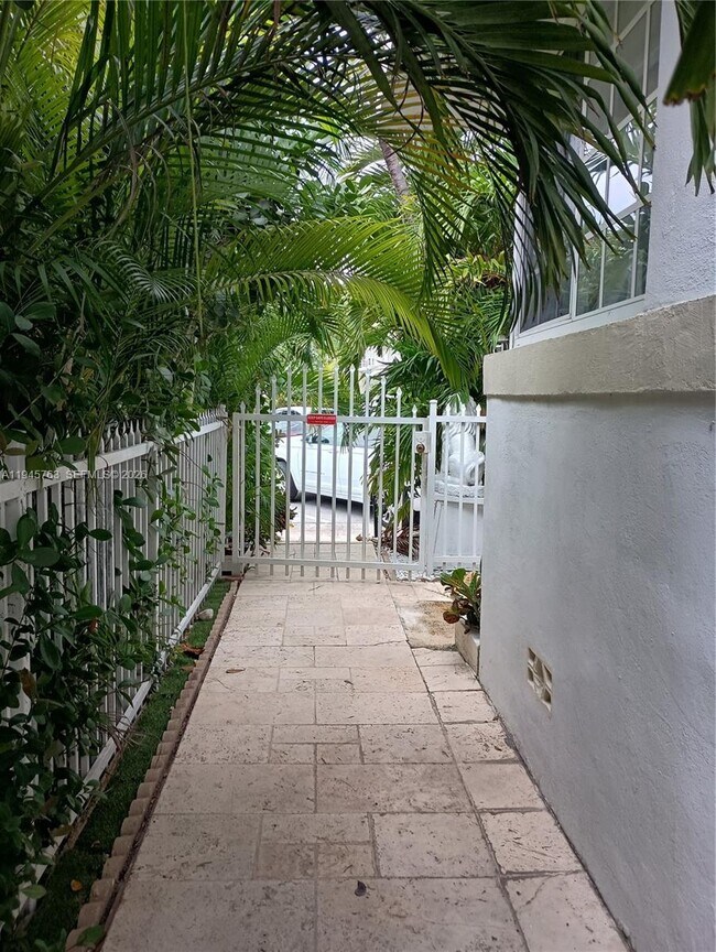 Foto del edificio - 7421 Carlyle Ave