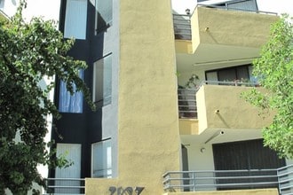 Building Photo - 2107 N Beachwood Dr