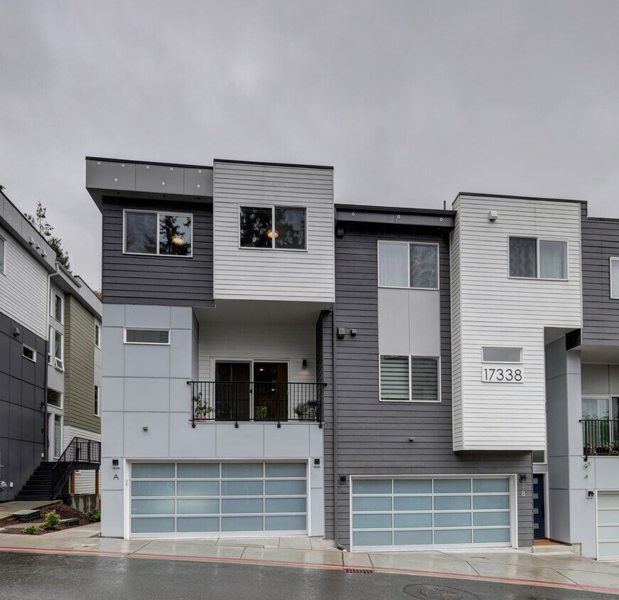 Foto principal - Beautiful and Spacious 4bd/4ba Townhome Av...
