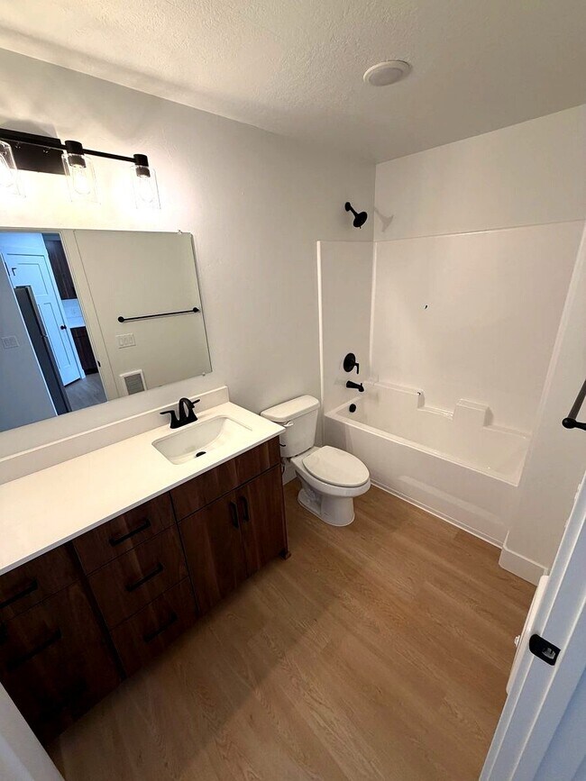 Foto del edificio - 950 Valentine Ln