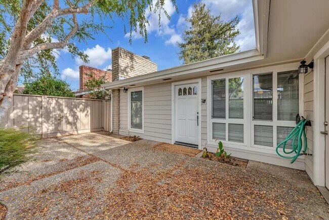 Foto del edificio - 118 Camellia Terrace