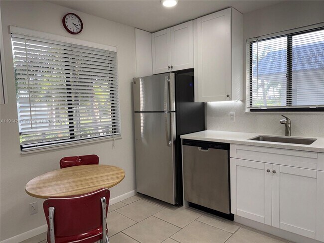 Foto del edificio - 16521 Blatt Blvd