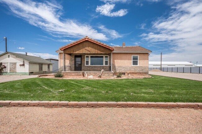 Building Photo - 3 Bedroom 2 Bath Home with Bonus Rooms and Tons of Extra Space