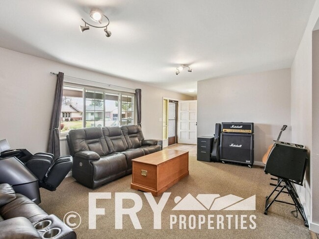 Foto del edificio - Spacious Five-Bedroom - Great For Entertaining