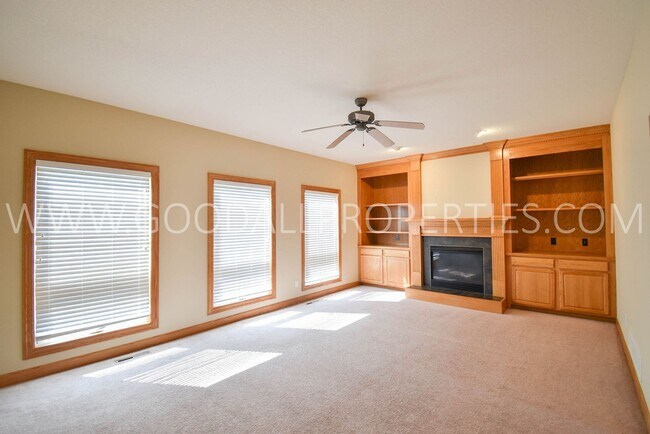 Foto del edificio - Spacious 4-Bedroom Johnston Home with 3-Car Garage