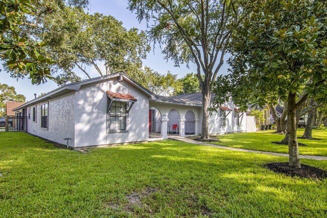 Building Photo - 2716 Pinecone Ln