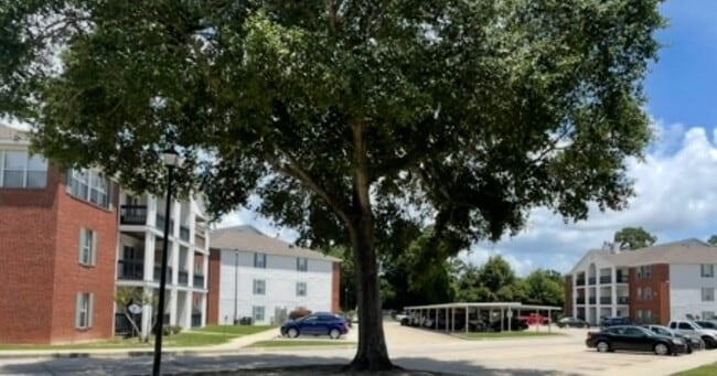 COMMUNITY WELCOMING ENTRANCE - Hidden Oaks Apartments