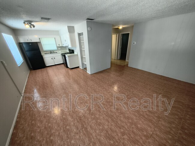 Foto del edificio - 3135 Pine Tree Ave