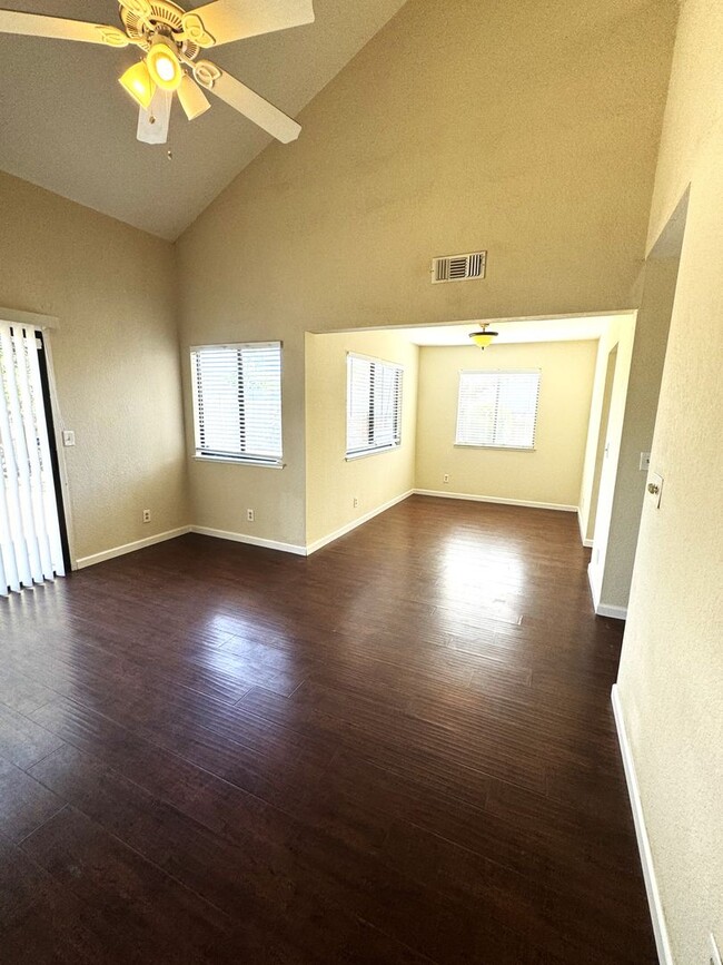 Building Photo - 3Br 3 Bath with bonus room