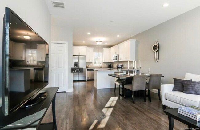 Building Photo - 35 Ringgold St