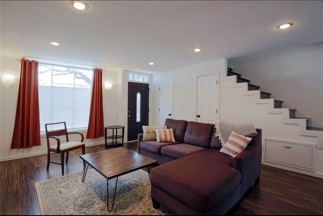 Foto del edificio - 6415 Ella Lee Ln