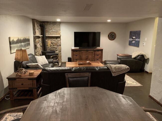 Foto del edificio - Peaceful 5 bdrm Mountain retreat in Woodla...