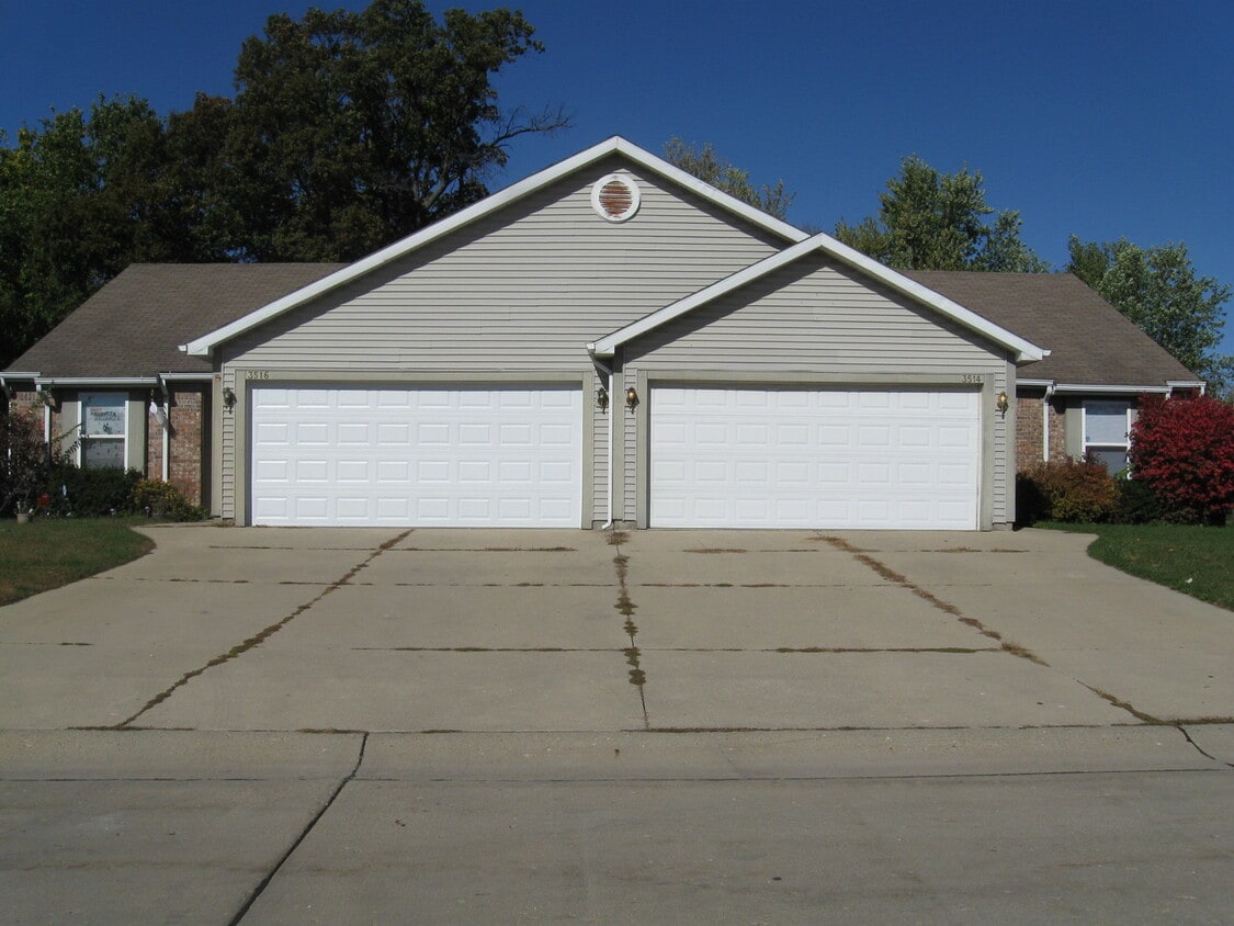 Duplex on Southside. 2bed/2bath with 2 car garage & privacy fence. - Duplex on Southside. 2bed/2bath with 2 car garage & privacy fence.