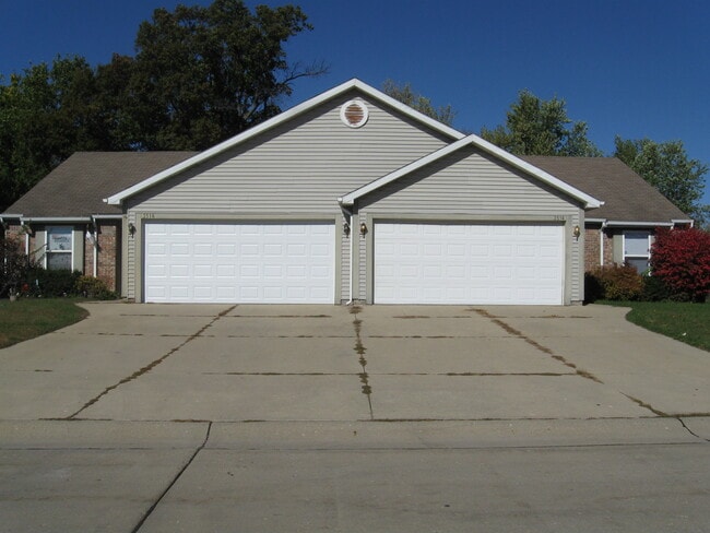 Duplex on Southside. 2bed/2bath with 2 car garage & privacy fence. - Duplex on Southside. 2bed/2bath with 2 car garage & privacy fence. House