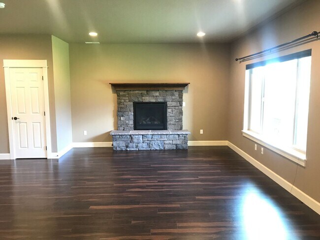 Foto del edificio - 3527 Northeast Crystal Springs Drive