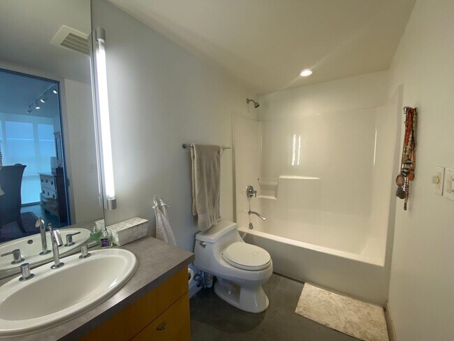 Foto del edificio - $2,400 | 1 Bedroom, 2 Bathroom Luxury Cond...