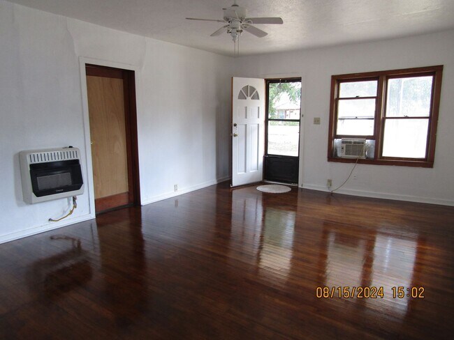 Building Photo - Charming cottage in Walters--New paint, re...