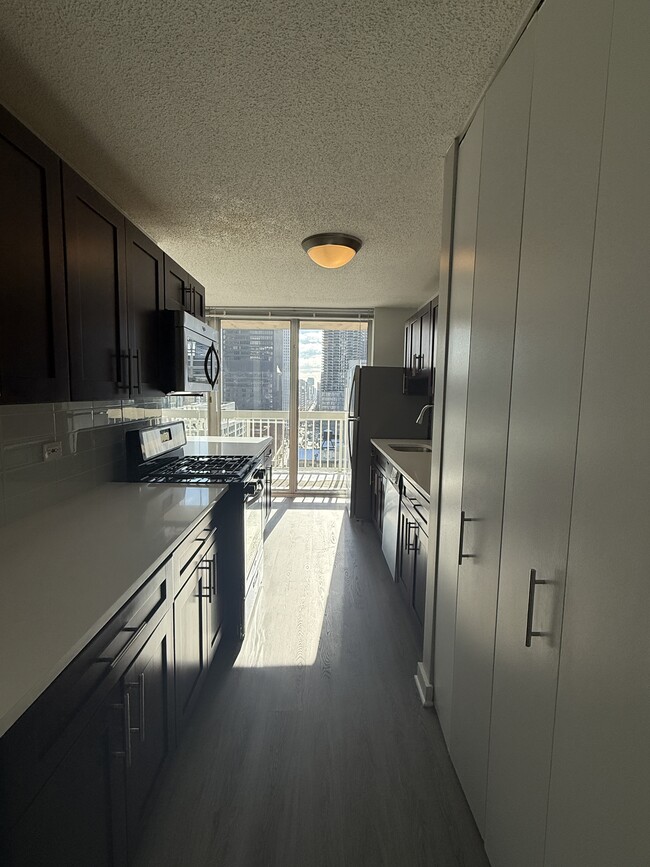 509 N Dearborn-2001 - 509 N Dearborn-2001 Apartment