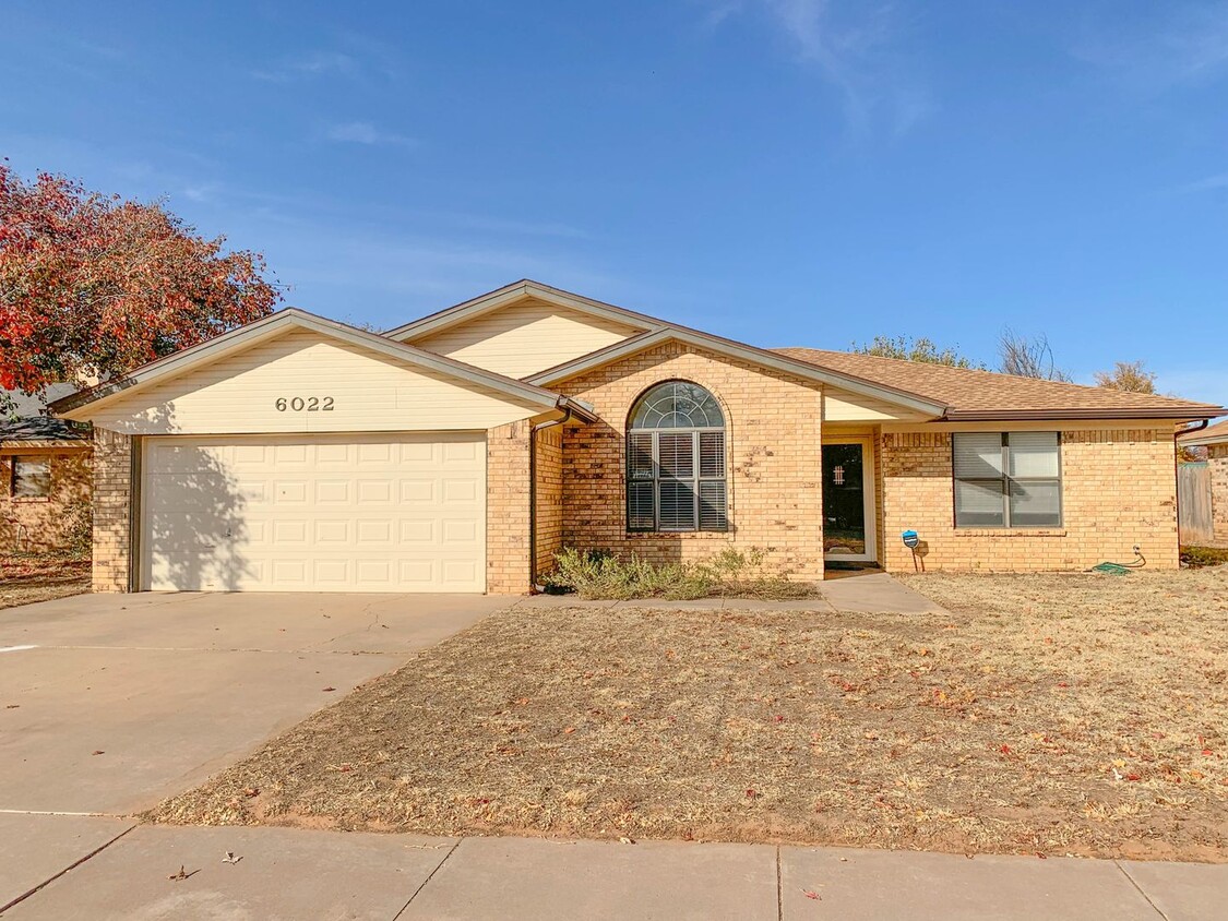 Foto principal - Sweet Spacious Home with a 2-Car Garage!