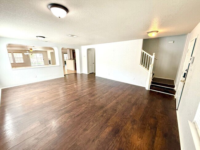 Foto del edificio - **APPLICATION RECEIVED** Beautiful 5-Bedro...