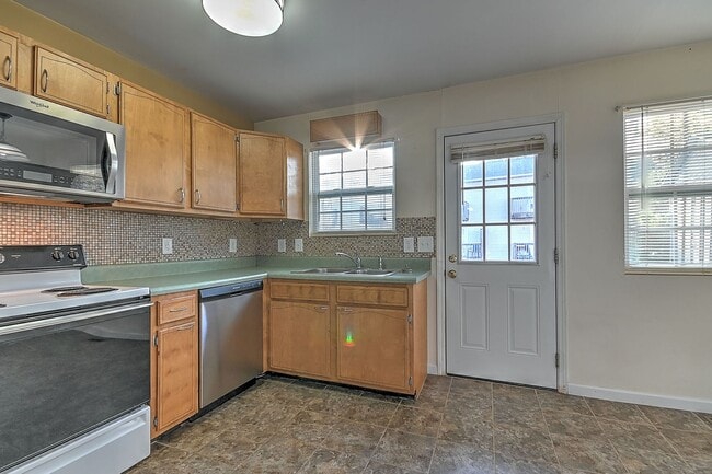 Building Photo - 2305 S Greenwood Dr