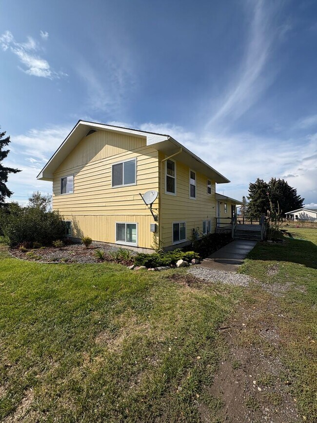 Building Photo - 4 bedroom, 2 bathroom Home off Spring Hill...