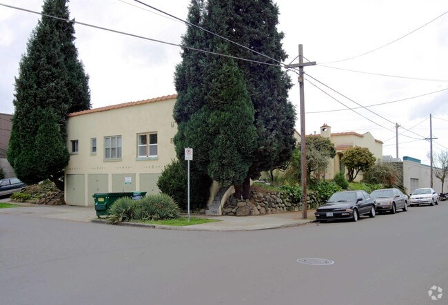 Building Photo - Seis Casitas