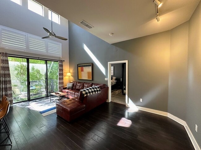Building Photo - This stunning condo offers a fitness cente...
