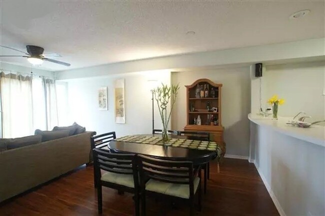 Foto del edificio - 2 bedroom, 2-1/2 bath end-unit condo west ...