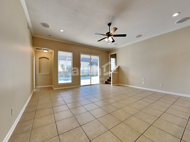 Foto del edificio - 577 E Silverthorn Ln