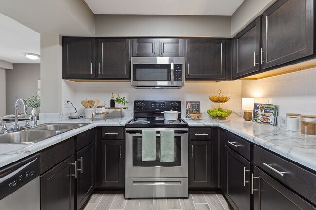 Cocinas espaciosas - Portico at Friars Creek Apts