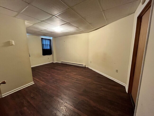 Building Photo - 122 Maple St