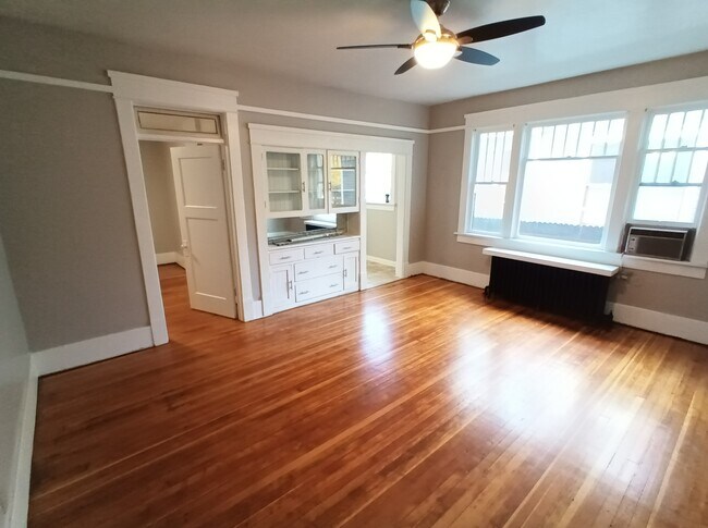 Building Photo - 809 W Hays St