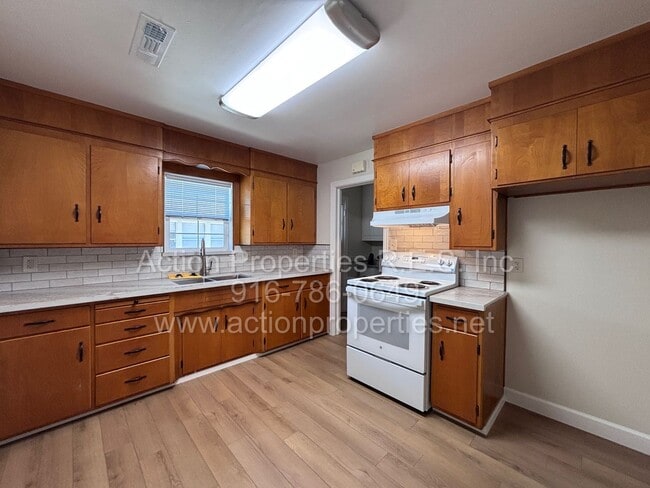 Foto del edificio - Cottage Style Home in the Heart of Roseville - Large Yard - Completely Renovated!