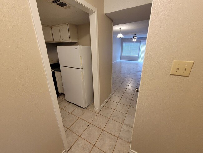 Building Photo - Bryan - 2 Bedroom 1 Bath Townhome!!