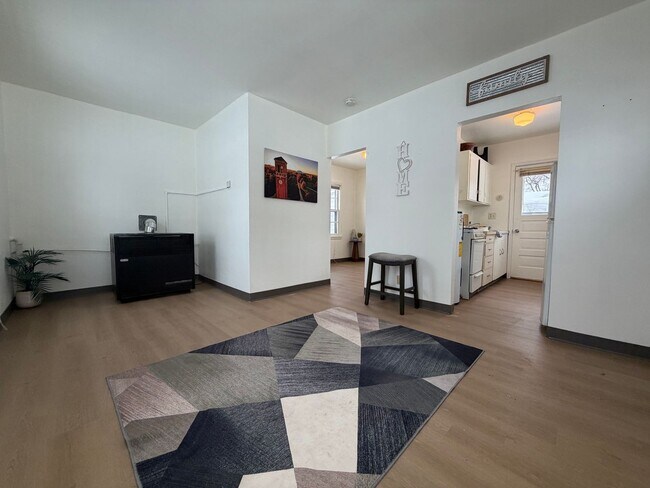 Foto del edificio - 1 bed, 1 bath for rent in quiet Waterloo neighborhood