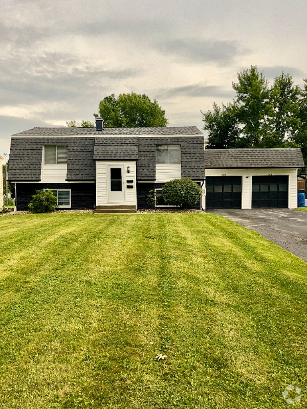 Building Photo - 4458-4460-4460 Washington Square Dr