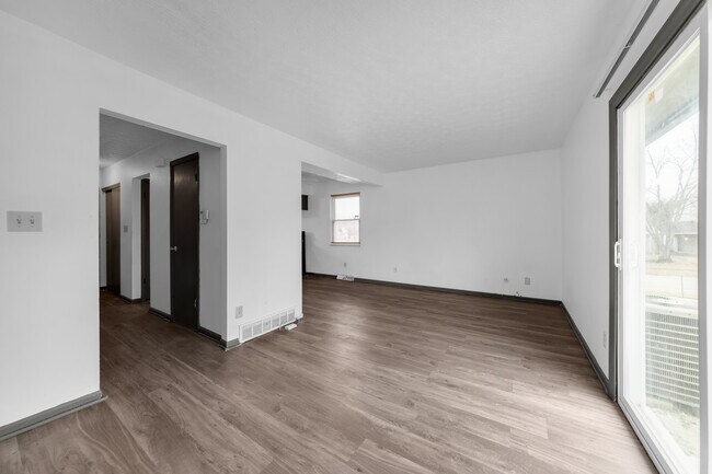 Building Photo - 2573 Woodsedge Rd
