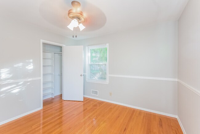 Building Photo - Three Bedroom, Two Bath Ranch in KC, MO!
