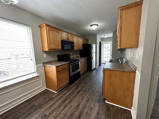 Foto del edificio - Pet friendly and newly renovated 4 Bedroom...