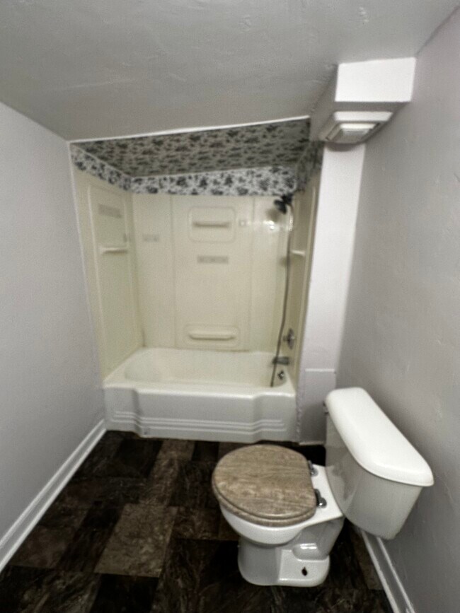 Foto del edificio - 305 S Western Ave